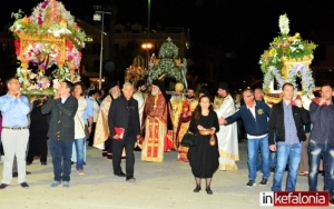 Στην παραλία Αργοστολίου το &quot;Χριστός Ανέστη&quot; και η συνάντηση των επιταφίων στην κοινή τους περιφορά