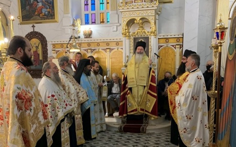 Με λαμπρότητα ο Εσπερινός του Αγίου Κωνσταντίνου και Ελένης στον Καραβάδο (εικόνες)