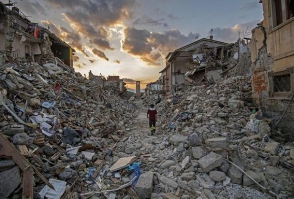 Σκηνές απόλυτης καταστροφής από τον τριπλό σεισμό στην Ιταλία: &quot;Η πόλη μας τελείωσε!&quot; (εικόνες)