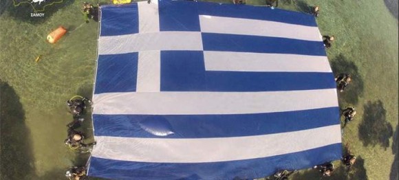 Γιγαντιαία ελληνική σημαία 70 τ.μ. στη θάλασσα -Σε 15 μέτρα βάθος [βίντεο &amp; εικόνες]