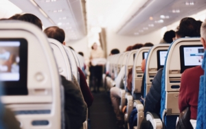Έρευνα: Οι ταξιδιώτες αποφεύγουν να συζητούν με συνεπιβάτες στις πτήσεις