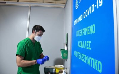 Εμβολιασμός: Εκτός τρίτης δόσης Johnson &amp; Johnson και Astrazeneca - Ποιες ομάδες πληθυσμού αφορά το σχέδιο