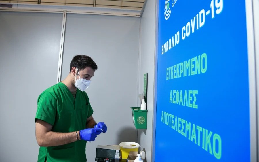 Εμβολιασμός: Εκτός τρίτης δόσης Johnson & Johnson και Astrazeneca - Ποιες ομάδες πληθυσμού αφορά το σχέδιο
