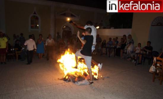 Το πανηγύρι του Αϊ Γιάννη Λαμπαδάρη στα Φωκάτα ήταν πραγματικά… φωτιά! (photos + video)