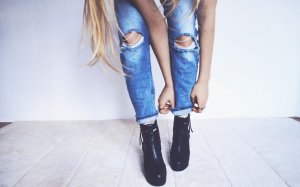 Τα ιδανικά γυναικεία παπούτσια που ταιριάζουν με στενά παντελόνια