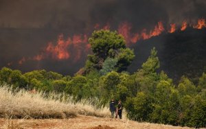 Φωτιές στην Αττική: Βελτιωμένη αλλά επικίνδυνη η κατάσταση - Μάχη με τις αναζωπυρώσεις