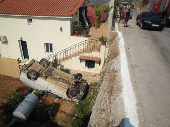 Αυτοκίνητο έπεσε από ύψος τεσσάρων μέτρων στα Άνω Βλαχάτα - Άγιο είχαν οι επιβάτες (ανανεωμένο - εικόνες)