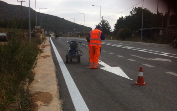 Διαγράμμιση, σήμανση και ασφάλιση σε τμήματα του επαρ. δικτύου Κεφαλληνίας προϋπολογισμού 387.887,00 ευρώ