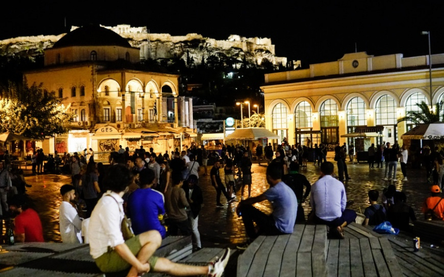 Αστυνομικοί στις γεμάτες πλατείες της Αθήνας -Σε εφαρμογή το σχέδιο