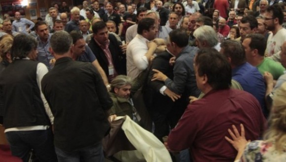 Σκοτωμός στο συνέδριο της ΠΟΕ-ΟΤΑ - Σπρωξίδια και κλωτσιές (video)