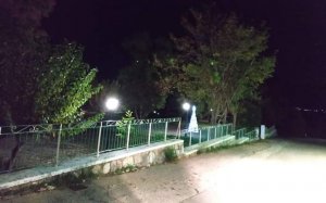 Άναψε και φέτος το Χριστουγεννιάτικο δέντρο στην πλατεία των Πουλάτων