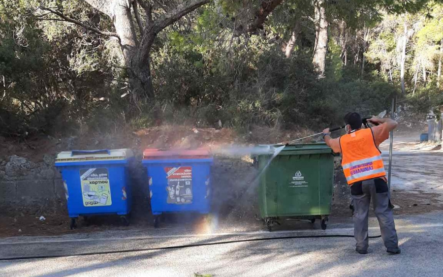 ΕΔΑΚΙ: Συνεχής η απολύμανση των κάδων και των σημείων αποκομιδής απορριμμάτων (εικόνες)