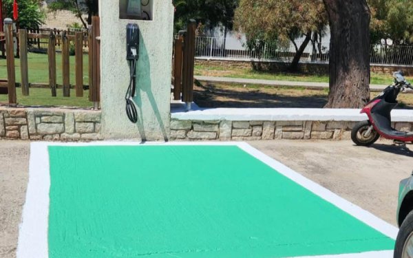 Ιθάκη: Σε λειτουργία τέσσερις νέοι σταθμοί φόρτισης ηλεκτρικών οχημάτων