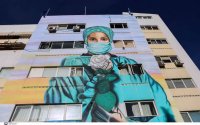 Συγκλονίζει το γκράφιτι στο Τζάνειο: Η νοσηλεύτρια με το λευκό τριαντάφυλλο (εικόνες)
