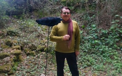 Ένα «Βιομορφικό όν» στον Βοτανικό Κήπο — ο Ευαγγελάτος υπογράφει νέα γλυπτική παρέμβαση