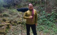 Ένα «Βιομορφικό όν» στον Βοτανικό Κήπο — ο Ευαγγελάτος υπογράφει νέα γλυπτική παρέμβαση