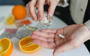 Πρέπει όλοι να παίρνουμε βιταμίνες; Οι ειδικοί προειδοποιούν