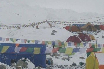 Συγκλονιστικό Βίντεο: Η στιγμή που χιονοστιβάδα πλακώνει ορειβάτες στο Έβερεστ μετά τον σεισμό