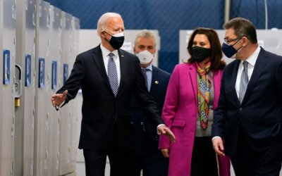 Επίσκεψη Μπάιντεν σε εργοστάσιο της Pfizer -Μπουρλά: «Θα αυξηθούν οι δόσεις του εμβολίου στις ΗΠΑ»