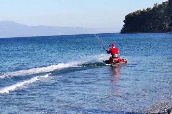 Ο Αϊ Βασίλης έφτασε με kite surf στην Πάτρα (video)