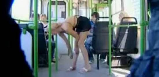 Τι γίνεται όταν μια σέξι κοπέλα σκύβει μπροστά σου να πιάσει το εισιτήριο στο λεωφορείο;