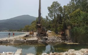 Ξεκίνησε η κατασκευή της πρώτης πεζογέφυρας στον Καραβόμυλο (εικόνες)