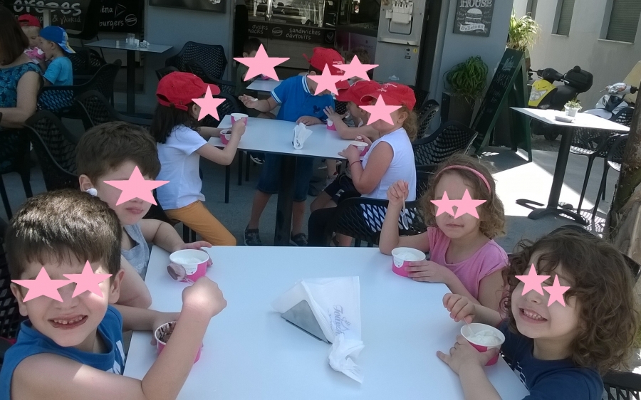Τα παιδιά από το &quot;ΚΟΚΚΙΝΟ ΜΠΑΛΟΝΙ&quot; απόλαυσαν ένα δροσιστικό παγωτό