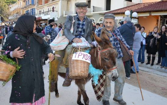 Ο Θεός αγαπάει το Καρναβάλι του Πόρου! (photos από τη μεγάλη παρέλαση)