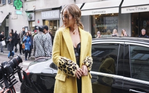 Αυτό είναι το χρώμα της Άνοιξης που είδαμε στα περισσότερα street style look (εικόνες)