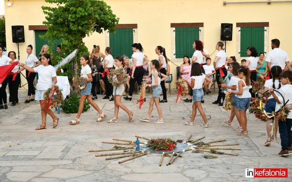 Λύκειο Ελληνίδων: Αποχαιρετώντας τη χρονιά με χορό και φλόγες φιλίας
