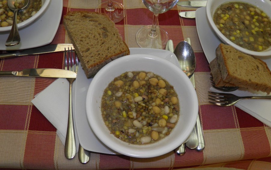 Τα «μπουρμπουρέλια» της Κεφαλονιάς: Η Νιόβη Φωτεινάτου-Καμπίτση μιλά στον Inkefalonia 89,2 για το έθιμο των Εισοδίων της Θεοτόκου