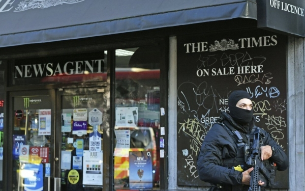 Εφιάλτης την Black Friday: Επιθέσεις με μαχαίρι σε Λονδίνο και Χάγη