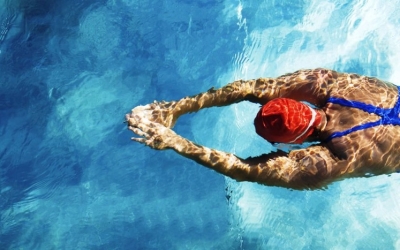 Το κολύμπι καταπολεμά το αυχενικό σύνδρομο και ανακουφίζει από τους πόνους. Ποια στυλ κολύμβησης προτείνουν οι ειδικοί
