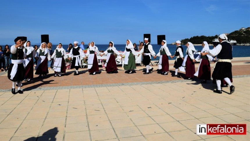 «Έπιασαν» τον Μάη με πολύ χορό στον Πόρο (εικόνες + video)