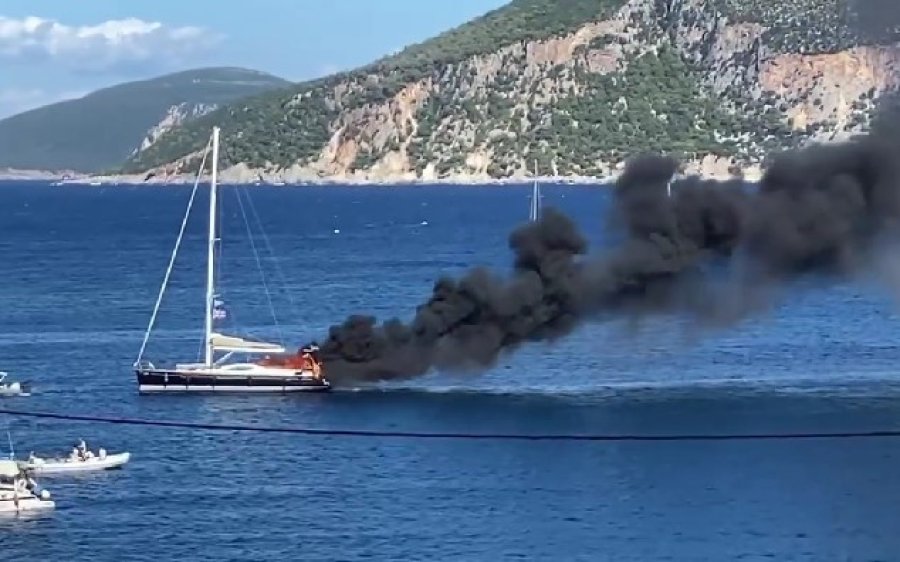 Φωτιά σε ιστιοφόρο σκάφος στο Φισκάρδο - Με ασφάλεια αποβιβάστηκαν οι έξι επιβαίνοντες (εικόνες/video)