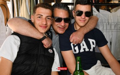 Χαλαρό καφεδάκι στο Λιθόστρωτο, λίγο πριν την Ανάσταση