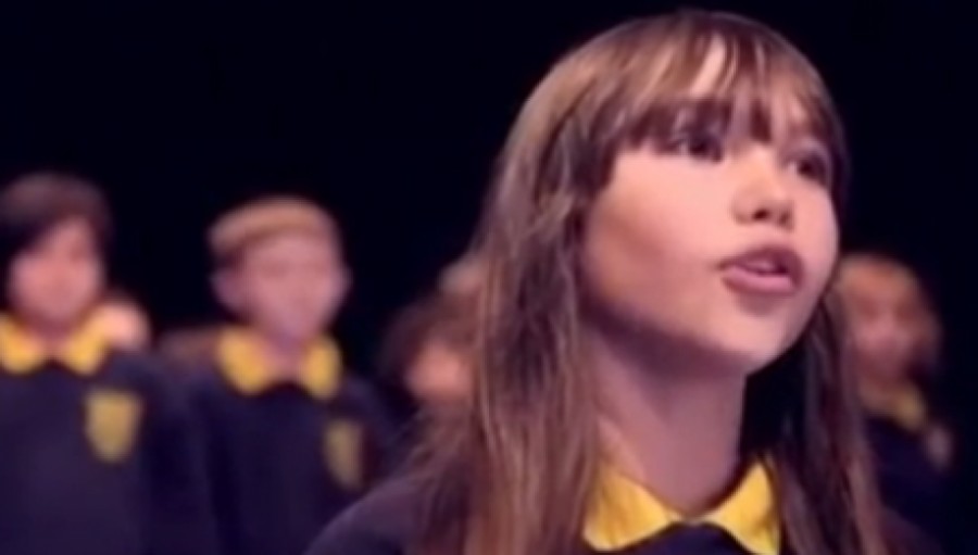 To 10χρονο αυτιστικό κορίτσι που ερμηνεύει το «Hallelujah» του Λ. Κοέν και κερδίζει τις εντυπώσεις (video)