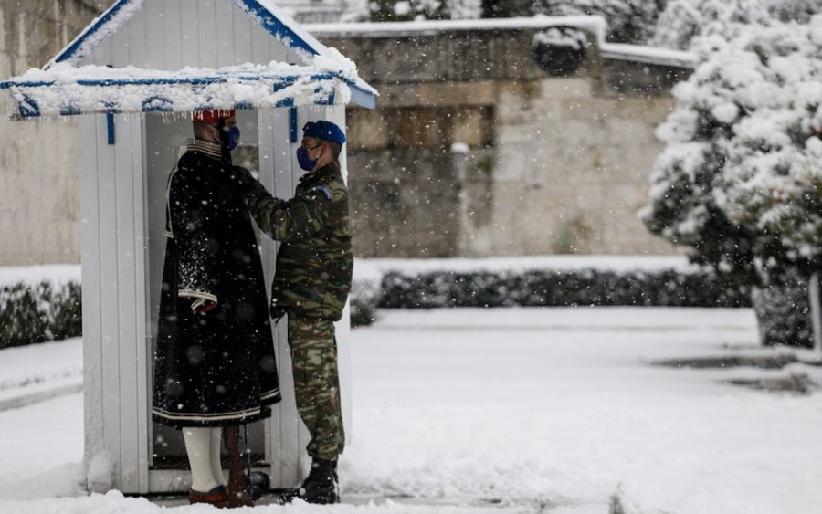 Οι Εύζωνες στο λευκό από τα χιόνια Μνημείο του Αγνώστου Στρατιώτη (εικόνες)