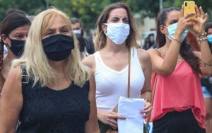 Aρση μέτρων: Προς κατάργηση η υποχρεωτική χρήση μάσκας στους εξωτερικούς χώρους – Ανακοινώσεις Χαρδαλιά το απόγευμα