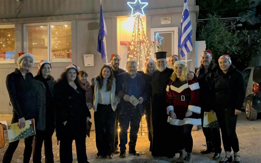 Με μια όμορφη γιορτή που είχε απ&#039; όλα άναψε το δέντρο στα Ζόλα (εικόνες)