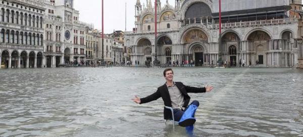 Βενετία, μια πλωτή πολιτεία μέσα στο καρναβάλι: Πνίγηκε στο νερό, οι μασκαράδες... κολυμπούν στους δρόμους [εικόνες]