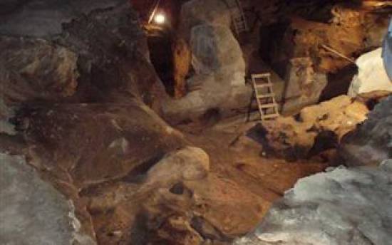 Κλείδωσαν τουρίστες μέσα σε σπήλαιο