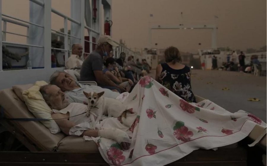 Συγκίνηση: Οι ηλικιωμένοι πρωταγωνιστές της viral φωτογραφίας επέστρεψαν με ασφάλεια στο άθικτο σπίτι τους