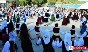 Όμορφη εκδήλωση στον Kατελειό, με κέφι, παραδοσιακούς χορούς και Κεφαλονίτικη αλιάδα! (εικόνες + video)