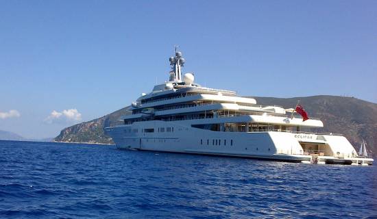 Η υπερπολυτελής θαλαμηγός του Αμπράμοβιτς στο Φισκάρδο