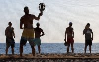 Έπεσαν τα πρώτα πρόστιμα σε γνωστή παραλία που έπαιζαν ρακέτες