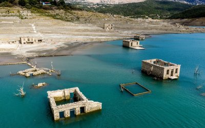 Η παρατεταμένη λειψυδρία «αποκάλυψε» βυθισμένο χωριό στη λίμνη του Μόρνου (φωτο)