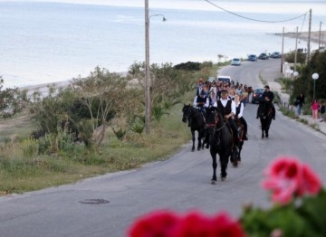 Με έφιππη συνοδεία η λιτανεία του Αγ. Γεωργίου στη Σκάλα