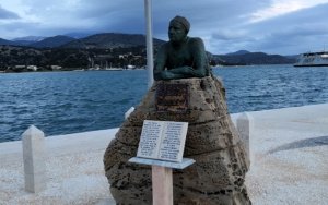 Τιμητική παρέμβαση του Ρήγα Καππάτου στην προτομή του Νίκου Καββαδία στο Αργοστόλι