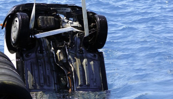 Αμάξι έπεσε στην θάλασσα στο Μπαστούνι